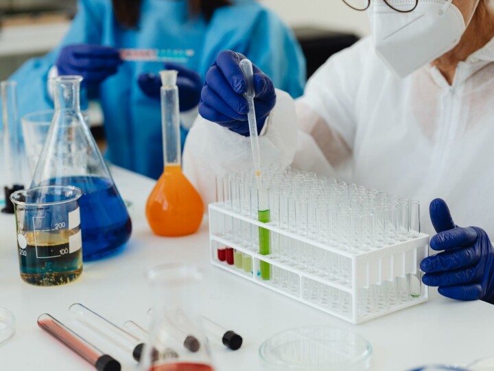 Poleptání a zasažení chemikálií v práci: kdy máte nárok na odškodnění
