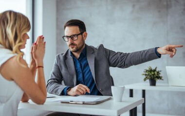 Jak se může zaměstnanec bránit proti skončení služebního poměru?