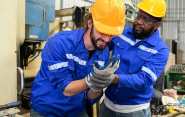 Pracovní úraz na soustruhu ve výrobním závodě