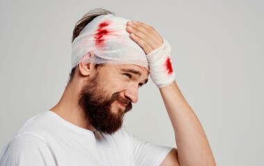 Úraz hlavy v práci: kdy máte nárok na odškodnění
