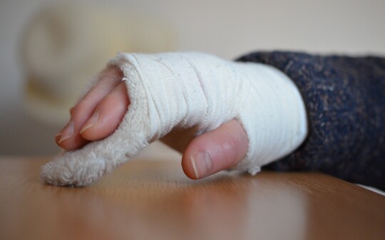 Zlomenina ruky jako pracovní úraz